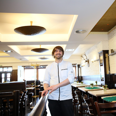 Österreicher Michael Scherz im Gastraum seines Restaurants.