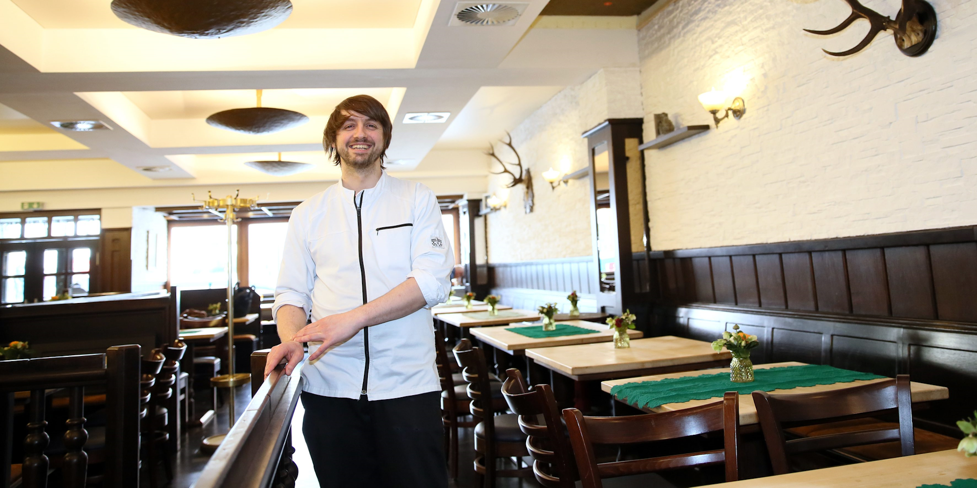 Österreicher Michael Scherz im Gastraum seines Restaurants.