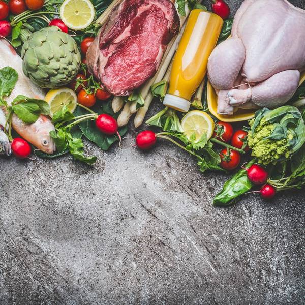 Gemüse, Obst, Fisch auf einem Tisch