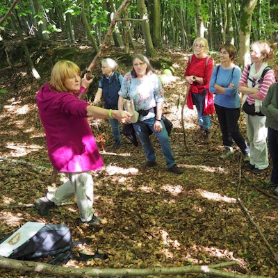 Heidi Neumann (links) erzählt ein Märchen zur Eifgenburg (2)