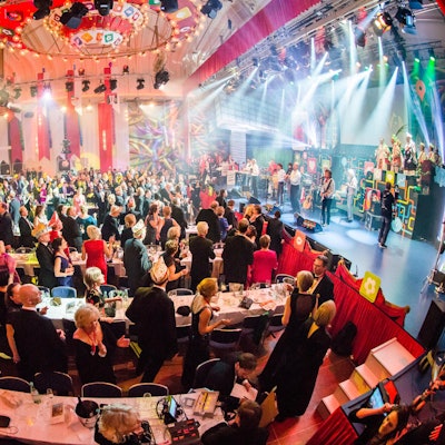 Blick ins Publikum bei einer Karnevalssitzung im Gürzenich.