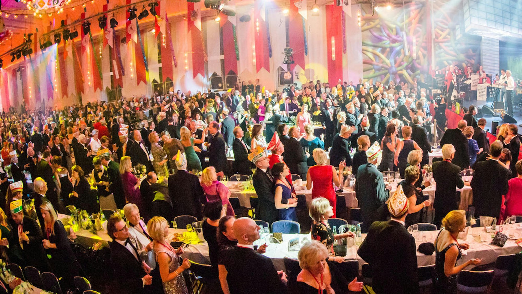 Blick ins Publikum bei einer Karnevalssitzung im Gürzenich.