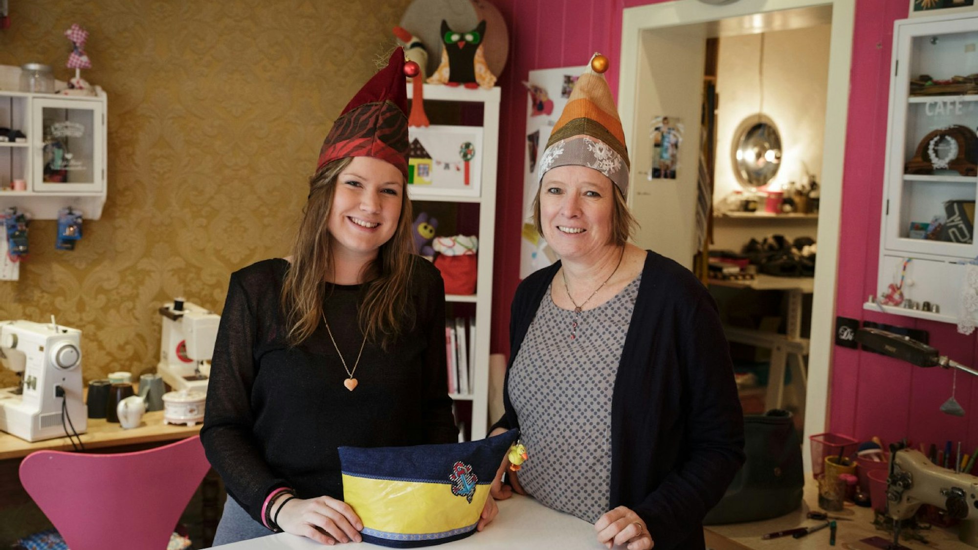 Stefanie Walter (rechts) im Salon Fadenschein und Tochter Paula.
