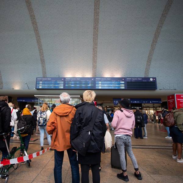Wartende Bahnhof Köln