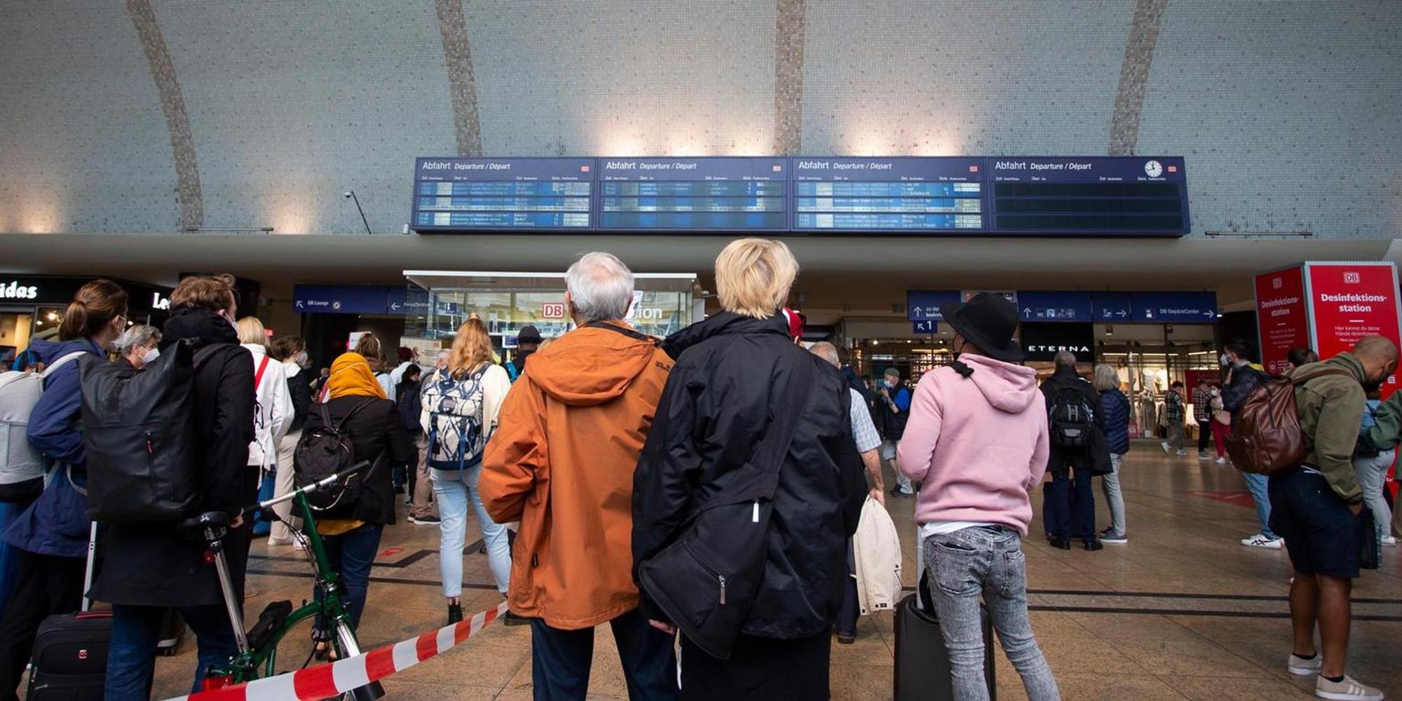 Wartende Bahnhof Köln