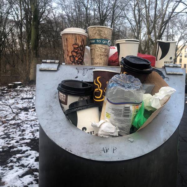 Kaffeebecher im Müll