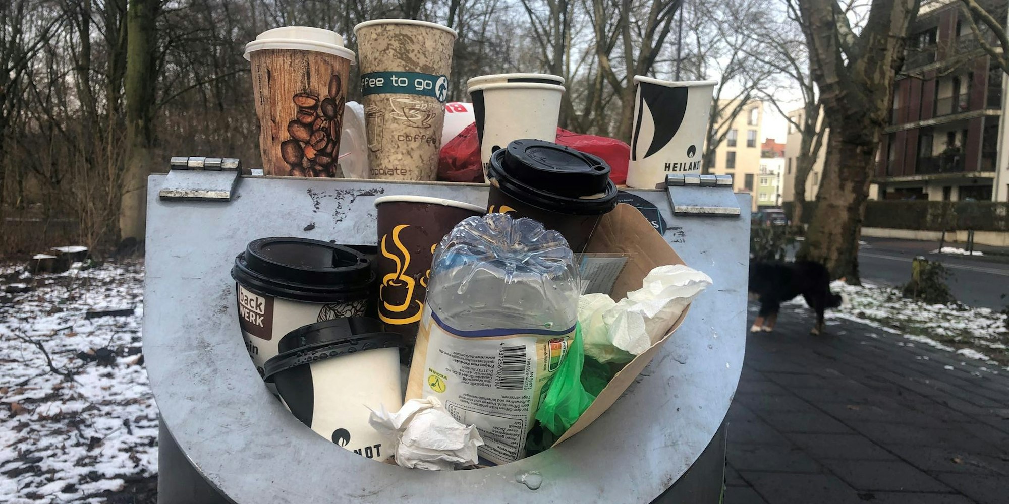 Kaffeebecher im Müll