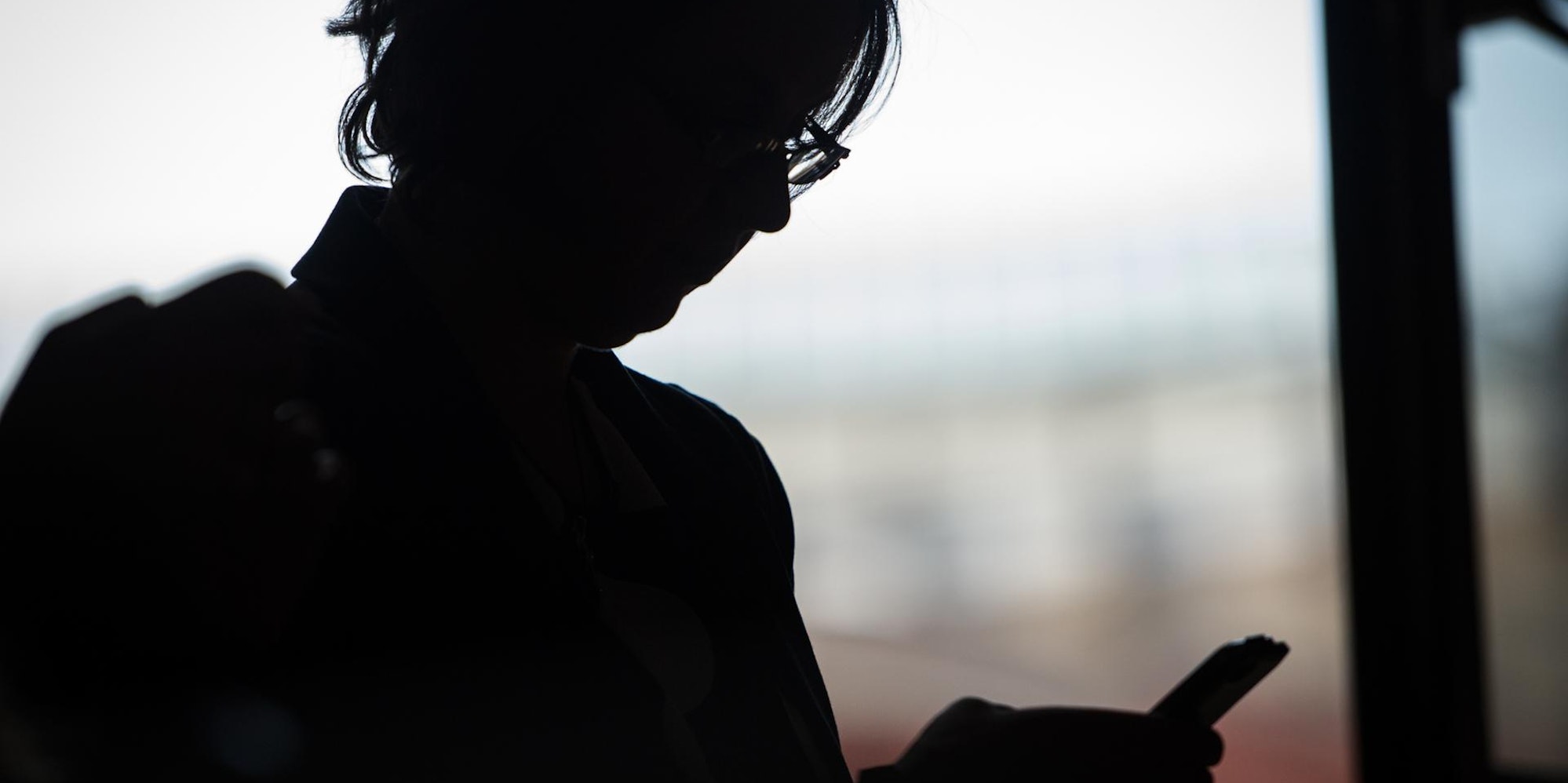 Frau mit Smartphone dpa