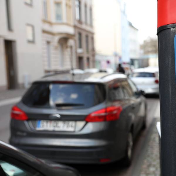 Eine Parkuhr mit dem Aufkleber fürs Anwohnerparken.