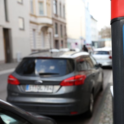Eine Parkuhr mit dem Aufkleber fürs Anwohnerparken.