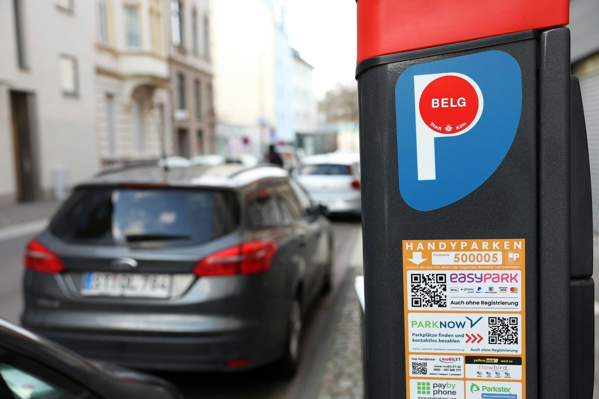 Eine Parkuhr mit dem Aufkleber fürs Anwohnerparken.