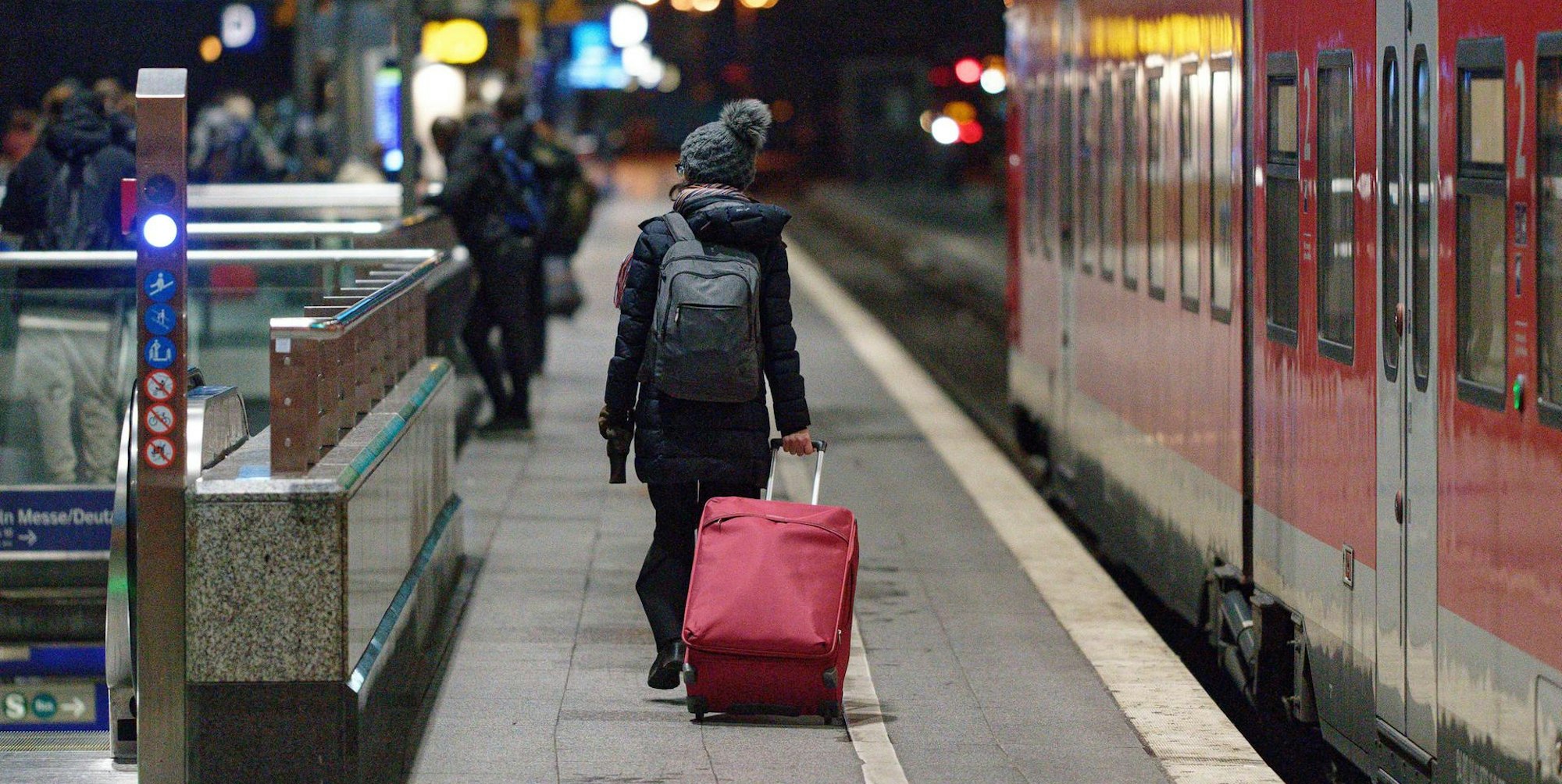 Pendlerin Verkehr Bahn Köln