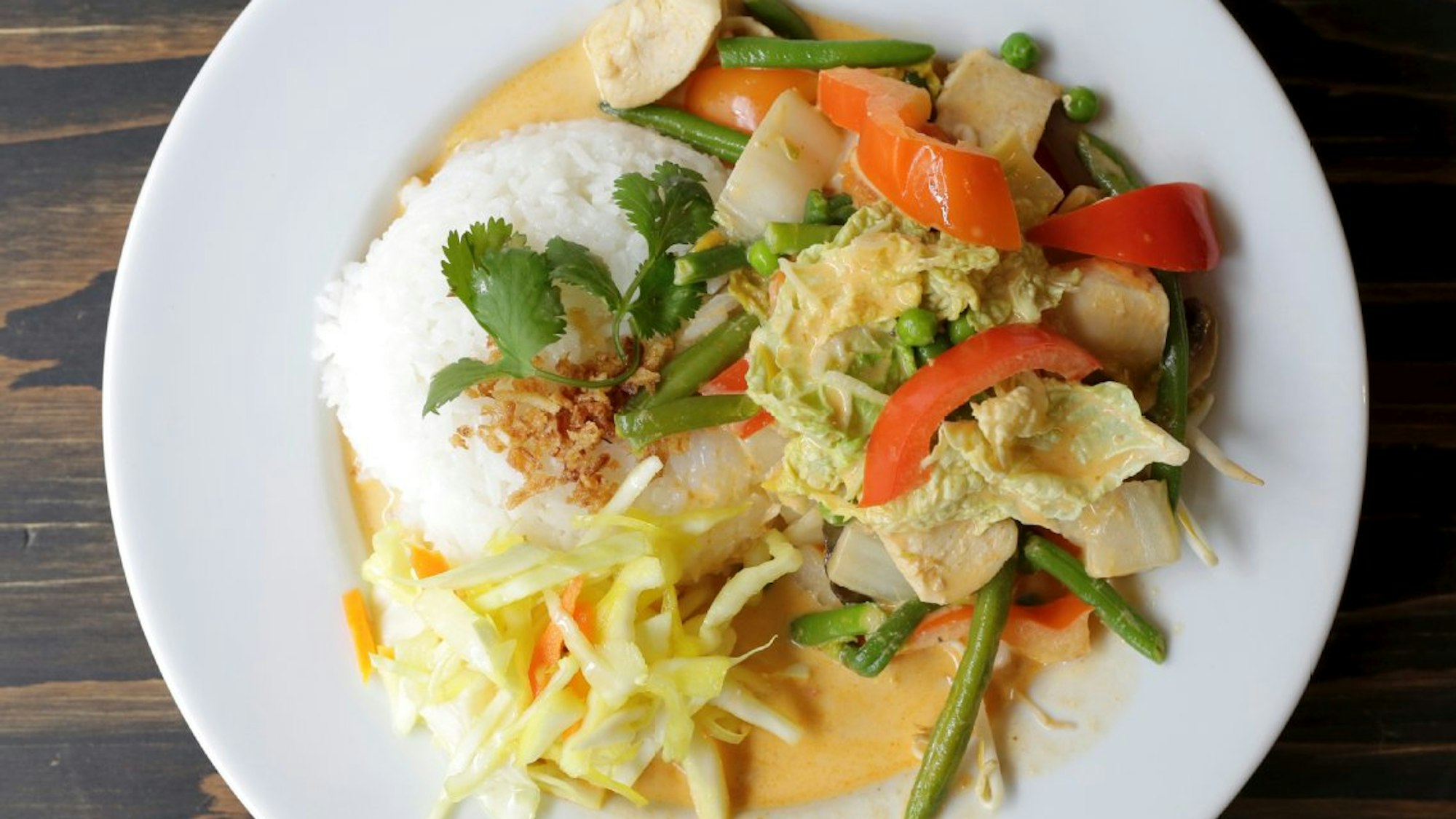 Reisgericht mit Gemüse auf einem Teller