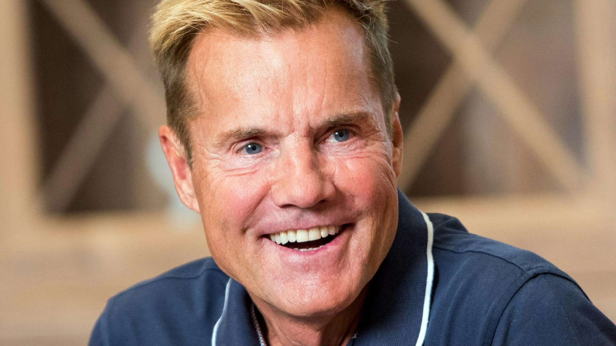 Dieter Bohlen lacht in die Kamera.