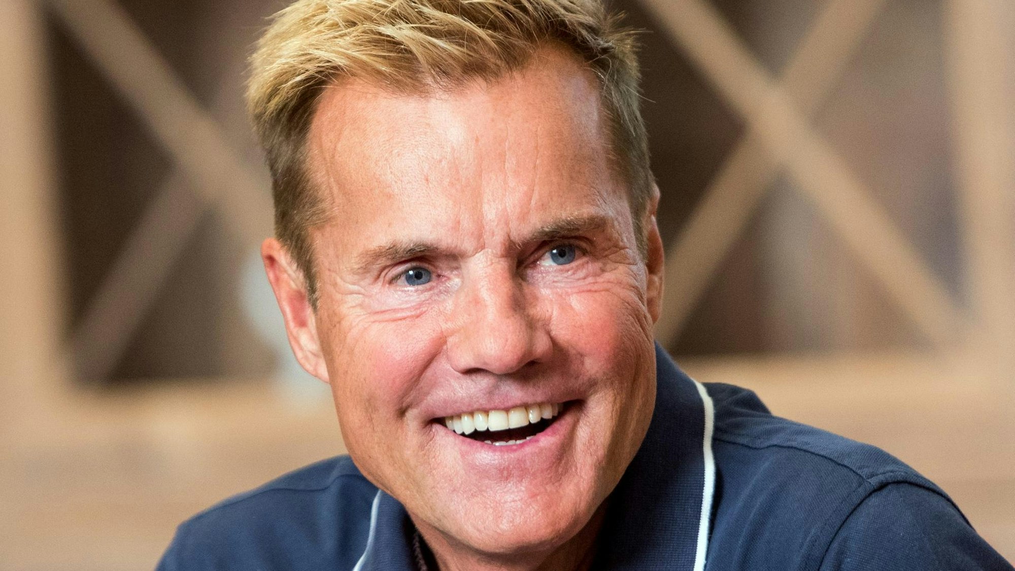 Dieter Bohlen lacht in die Kamera.