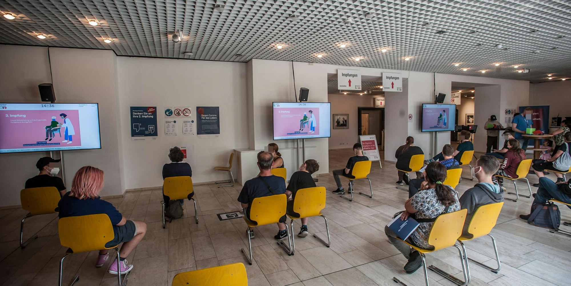 impfzentrum-jugendliche_RLE_Leverkusen08112021ALF_7365