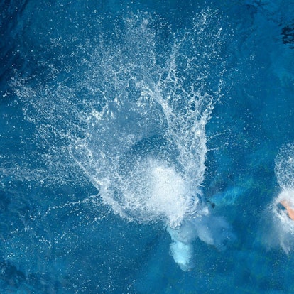 Kinder springen ins Wasser