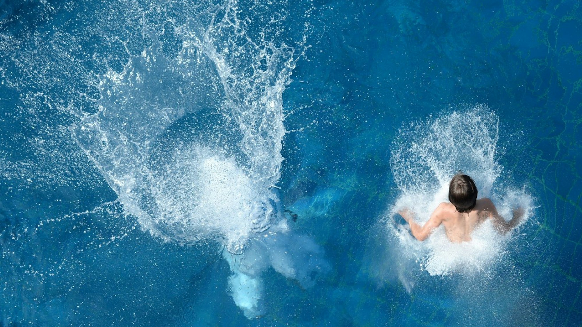 Kinder springen ins Wasser