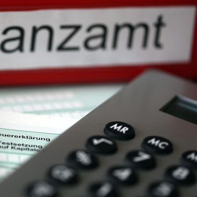 Finanzamt-Ordner und Steuererklärung