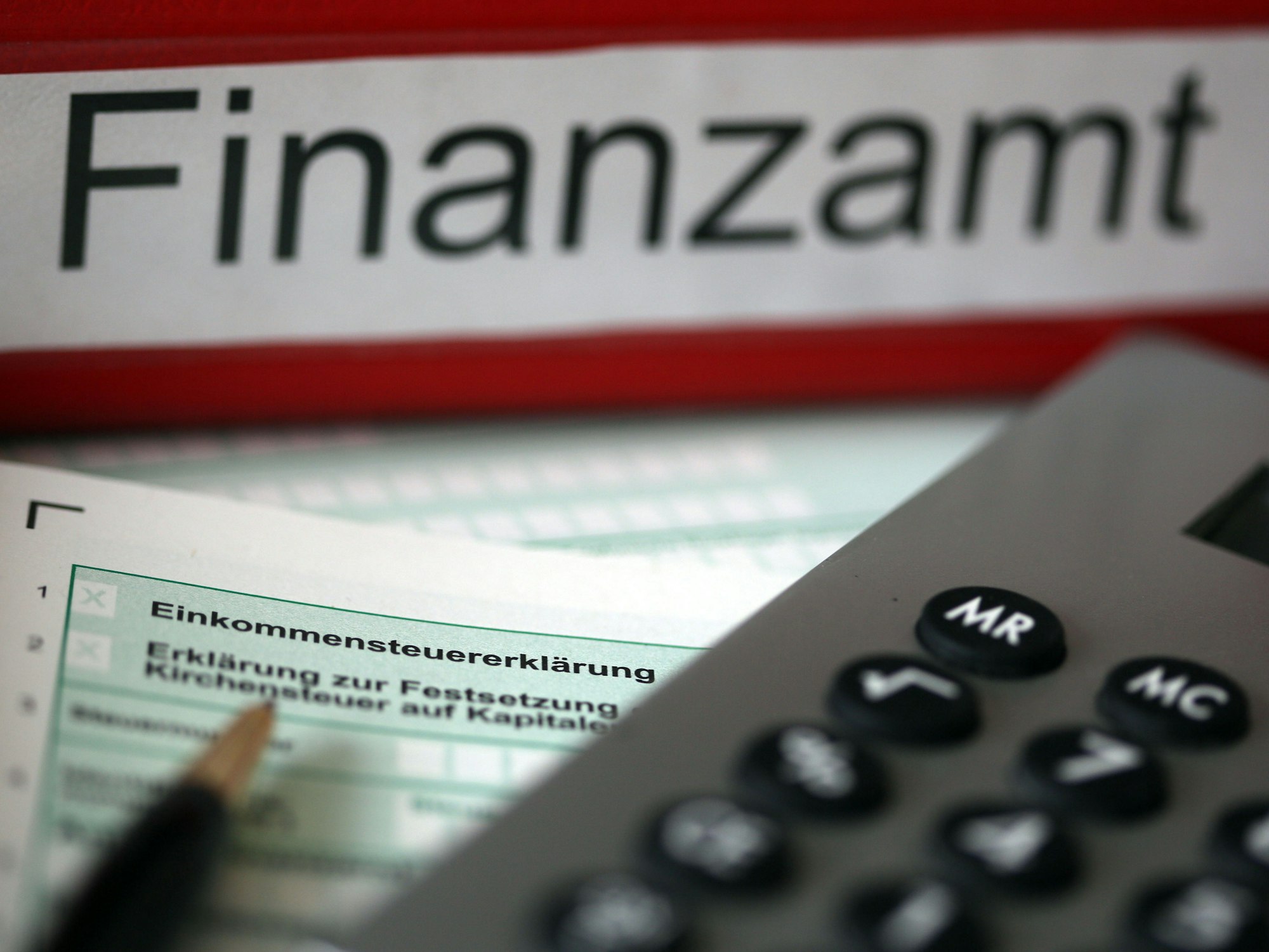 Finanzamt-Ordner und Steuererklärung