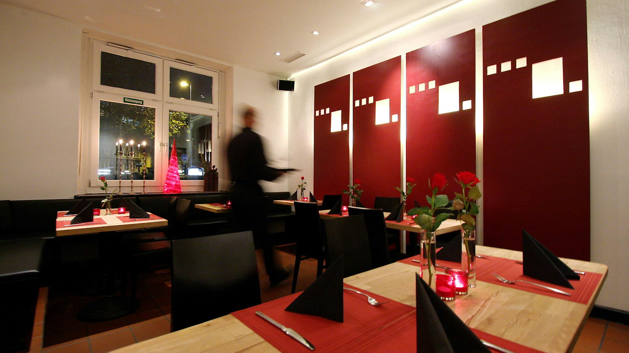 Das La Différence von innen mit einer modernen Einrichtung in Rot- und Holztönen