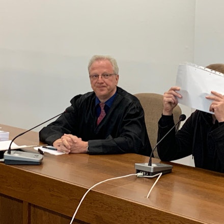 Verteidiger Bode im Gericht 230921 (1)