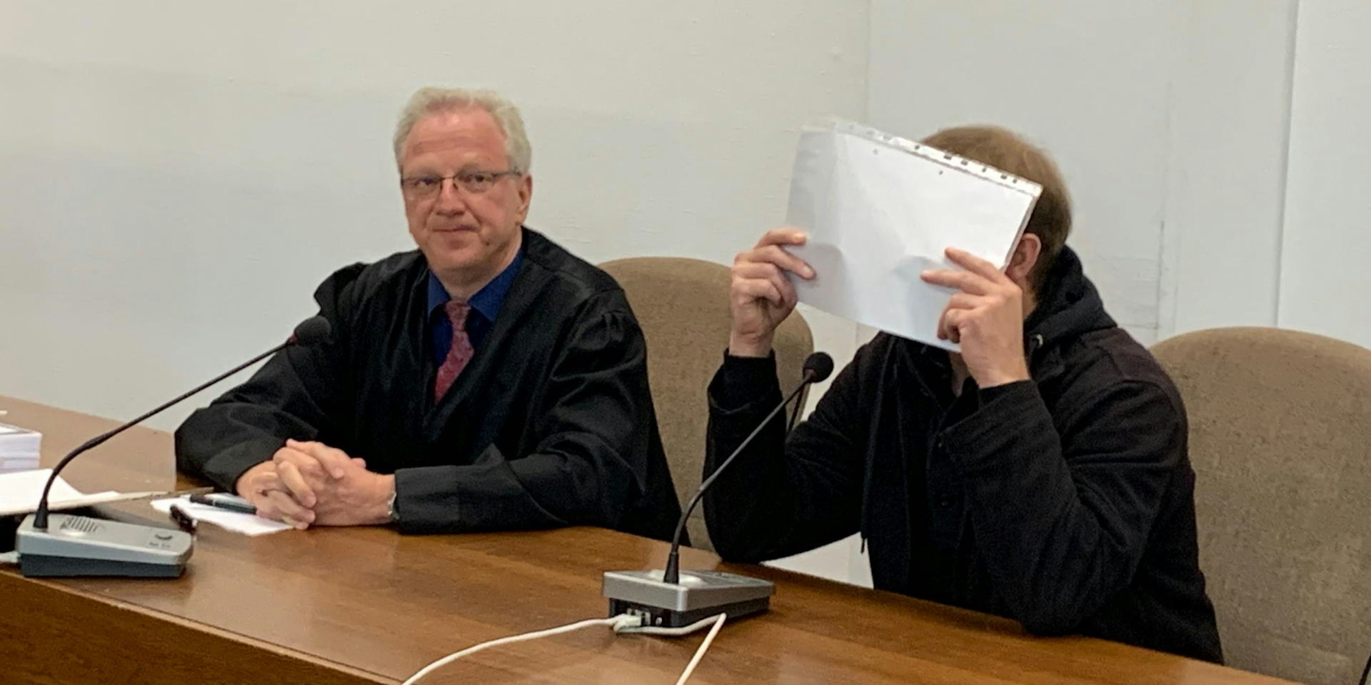 Verteidiger Bode im Gericht 230921 (1)