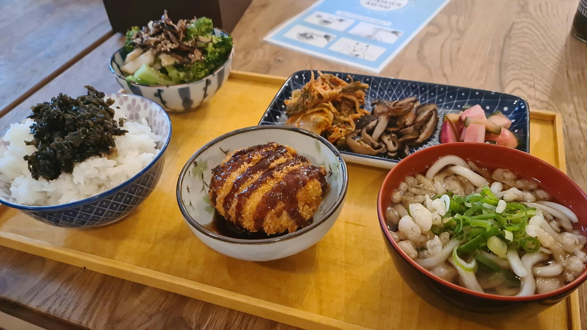 japanische Gerichte in verschiedenen Schalen auf einem Tablett