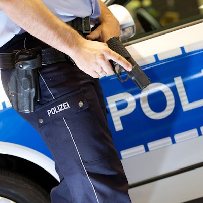 Polizist vor Polizeiauto