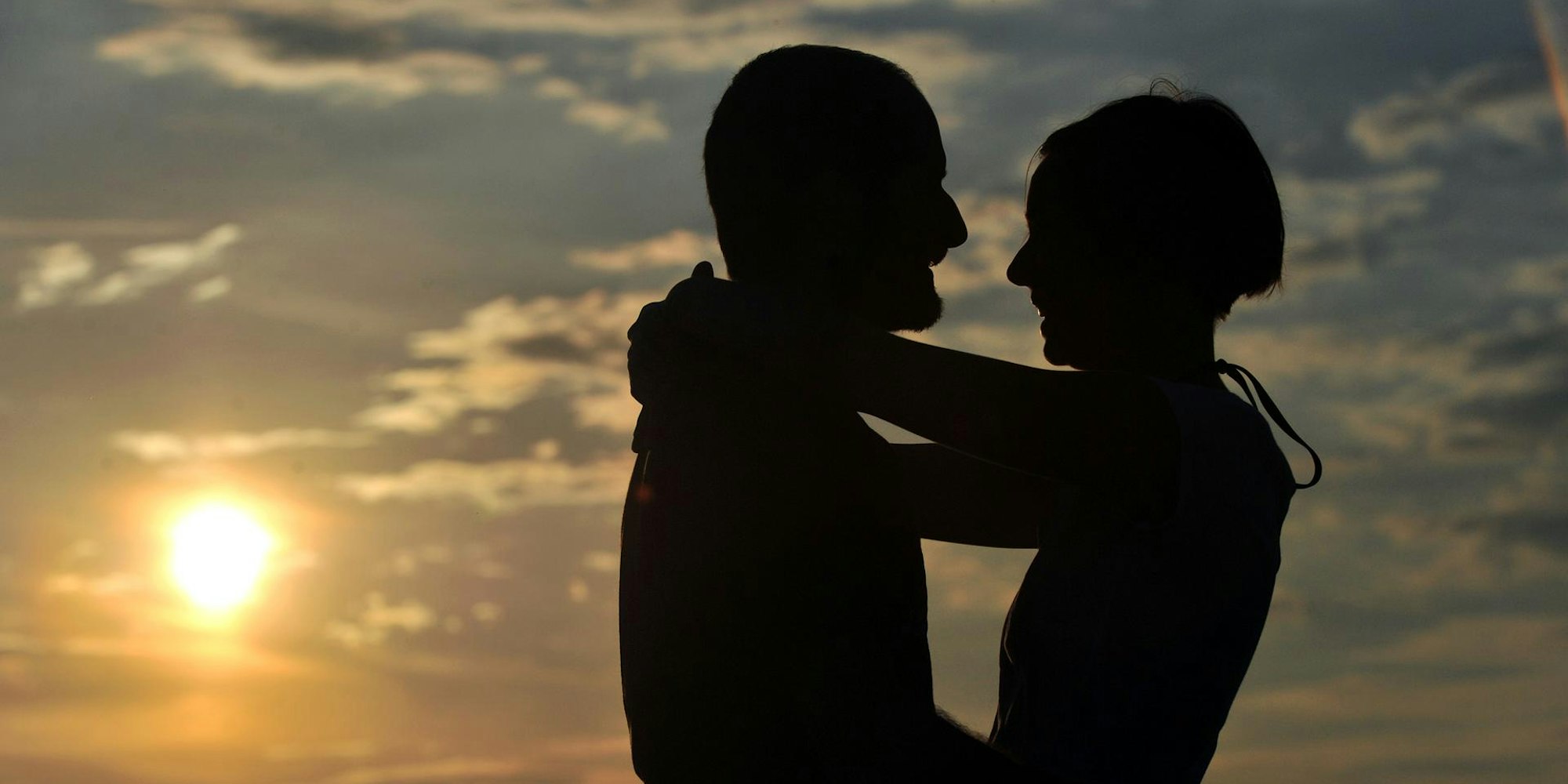 Glückliches Paar im Sonneuntergang