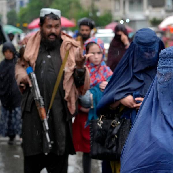 Taliban Kämpfer Frauen Schleier 030522