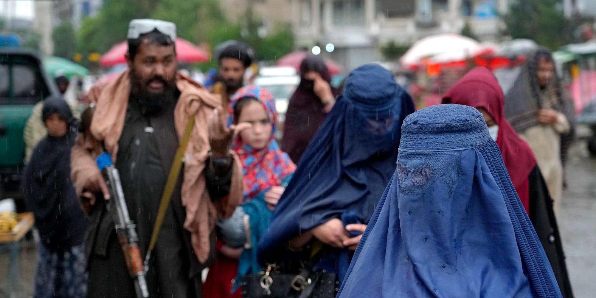 Taliban Kämpfer Frauen Schleier 030522
