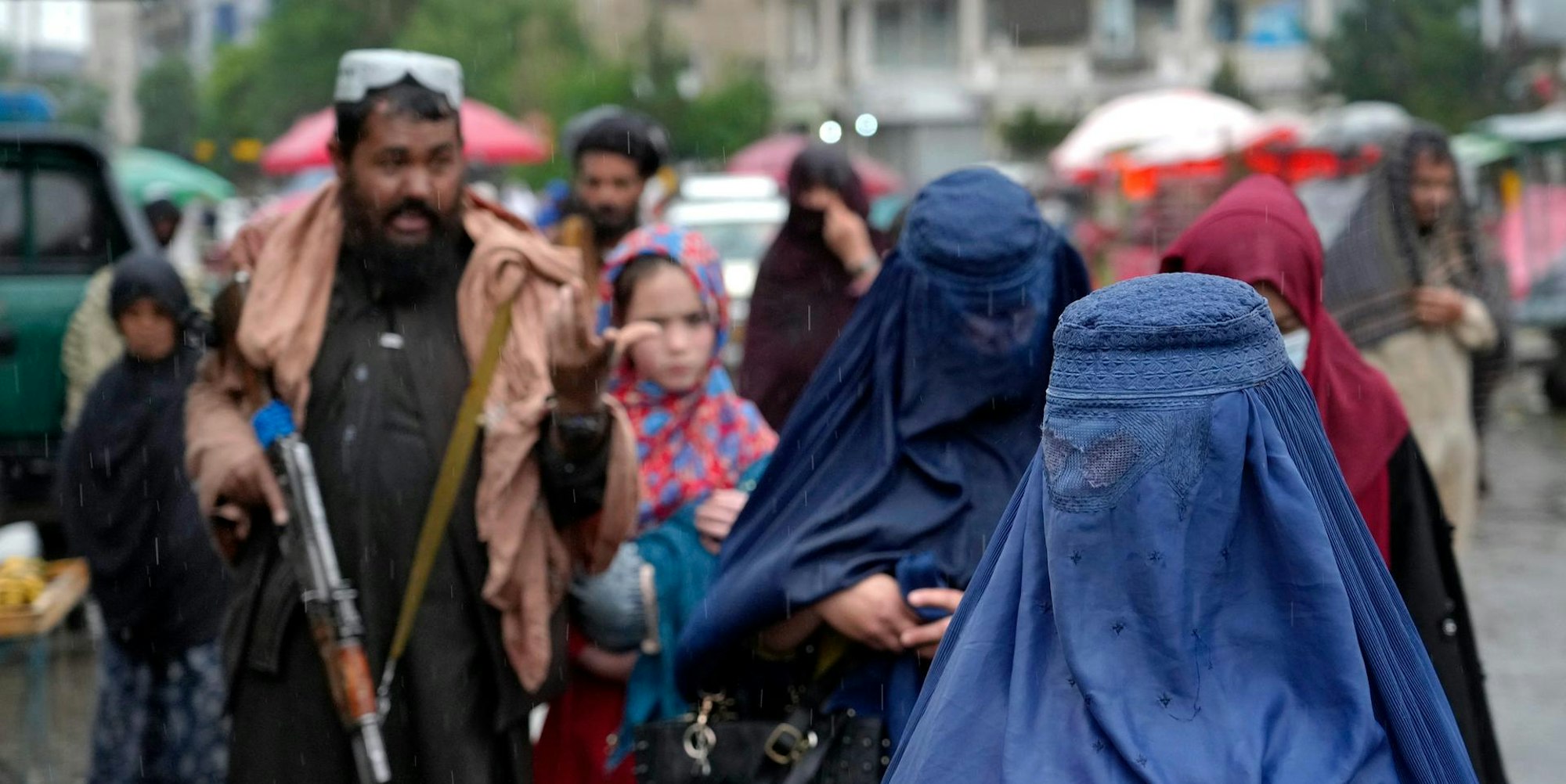 Taliban Kämpfer Frauen Schleier 030522