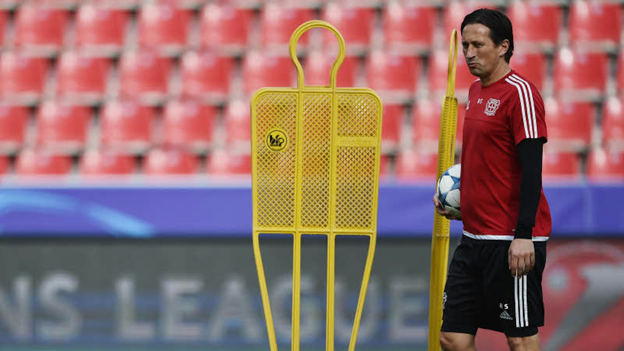 Roger Schmidt als Trainer von Bayer 04 Leverkusen auf dem Rasen.