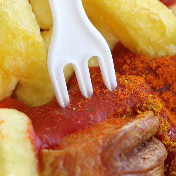 Pommes Currywurst dpa