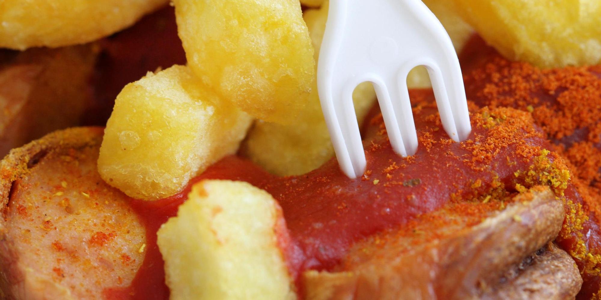 Pommes Currywurst dpa
