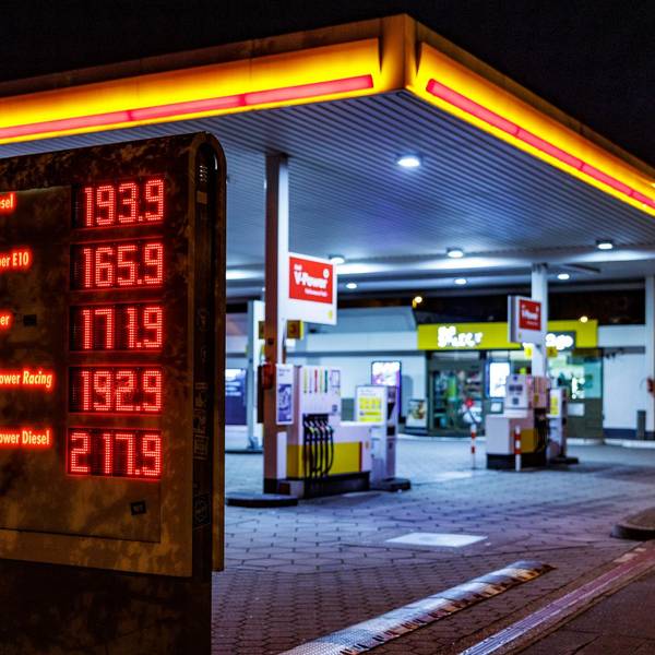 Das Bild zeigt eine Tankstelle in den Abendstunden.