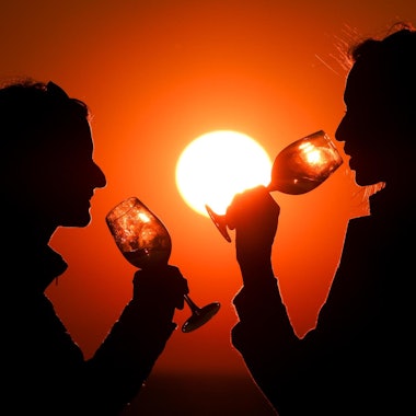 Frauen trinken Wein in der Abendsonne.