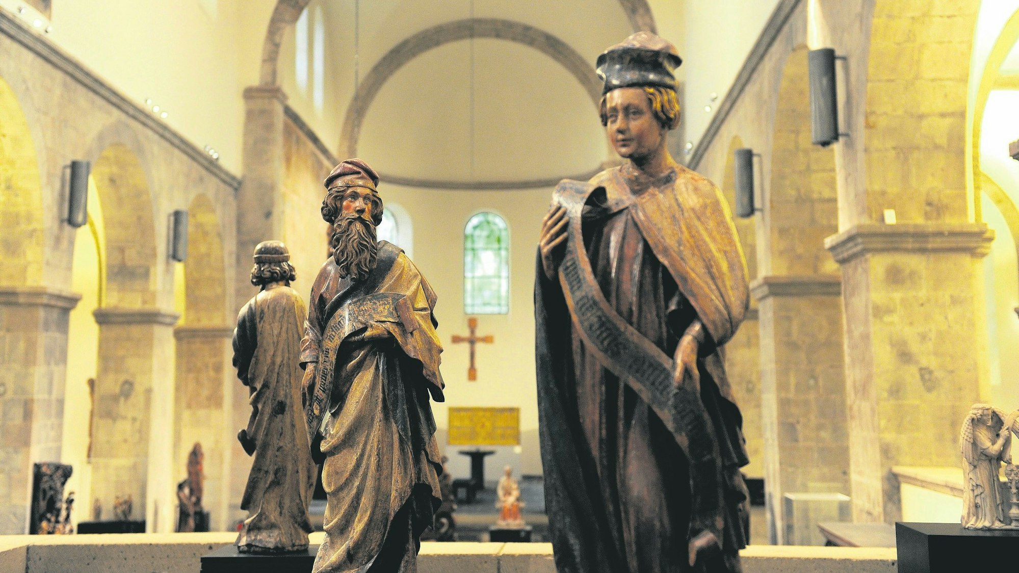 mehrere Statuen im Innenraum einer Kirche in Köln.