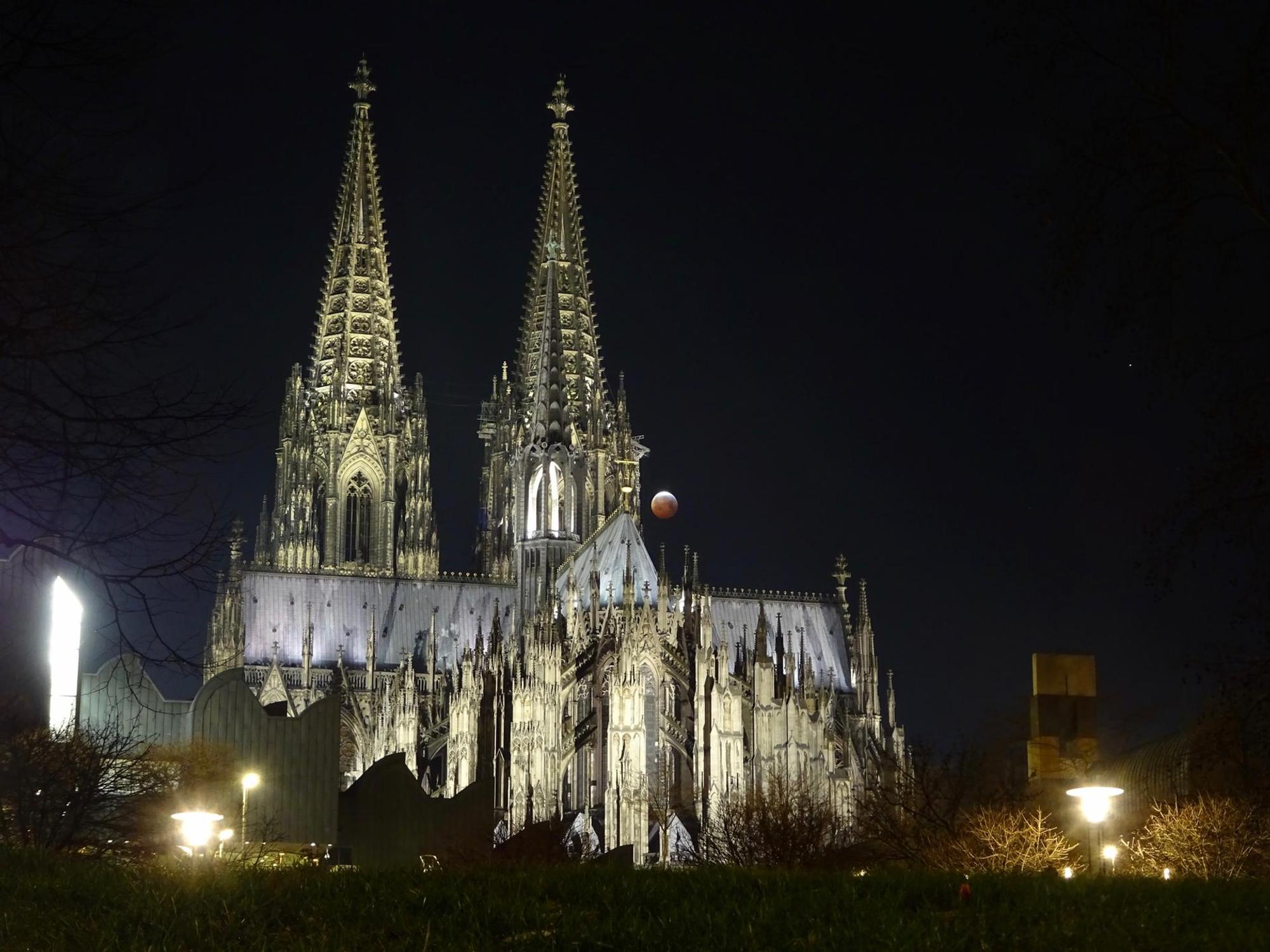 Blutmond über Kölner Dom