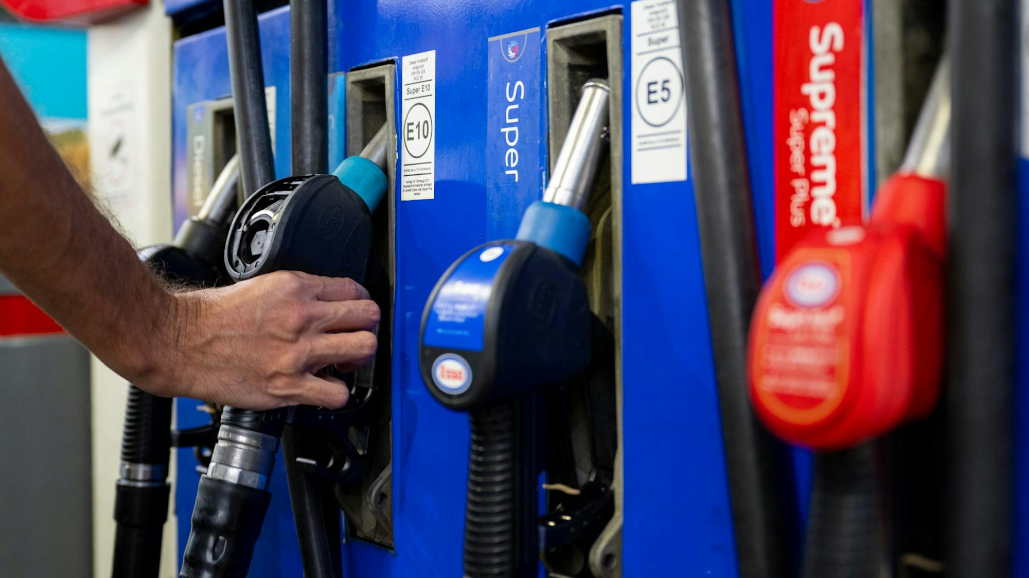 Das Bild zeigt eine Tanksäule mit mehreren Zapfpistolen.