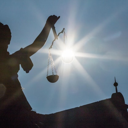 Justitia vor blauem Himmel