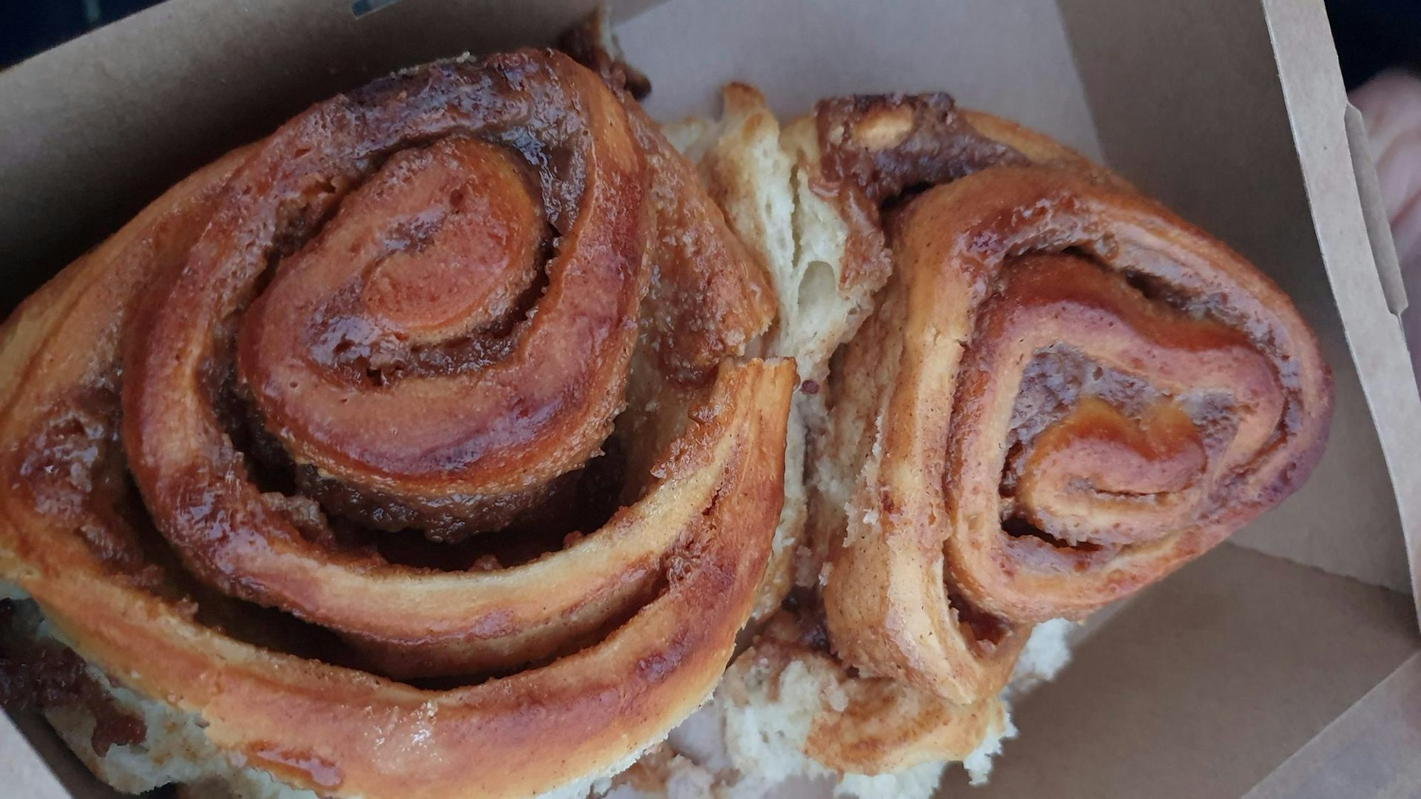 Saftige Zimtschnecken mit Zuckerguss.