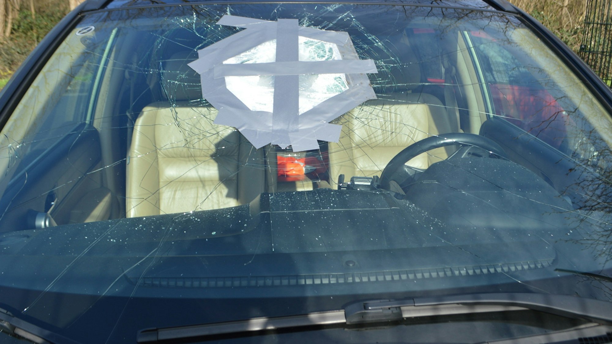 Ein Auto mit gesprungener Scheibe wird geklebt.