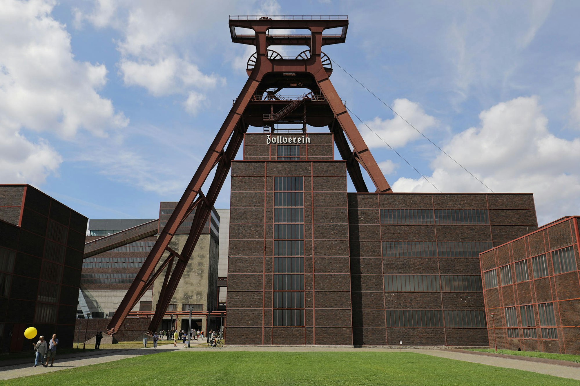 zeche zollverein turm wiese