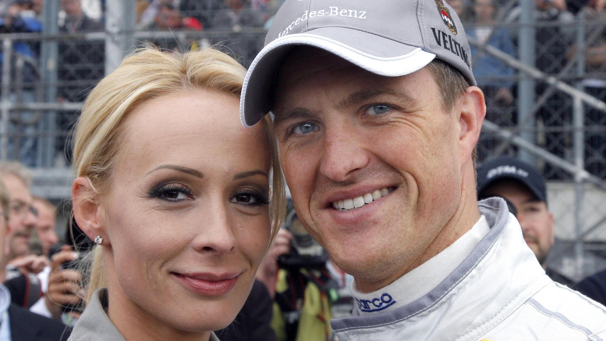 Cora und Ralf Schumacher posieren für Fotografen.