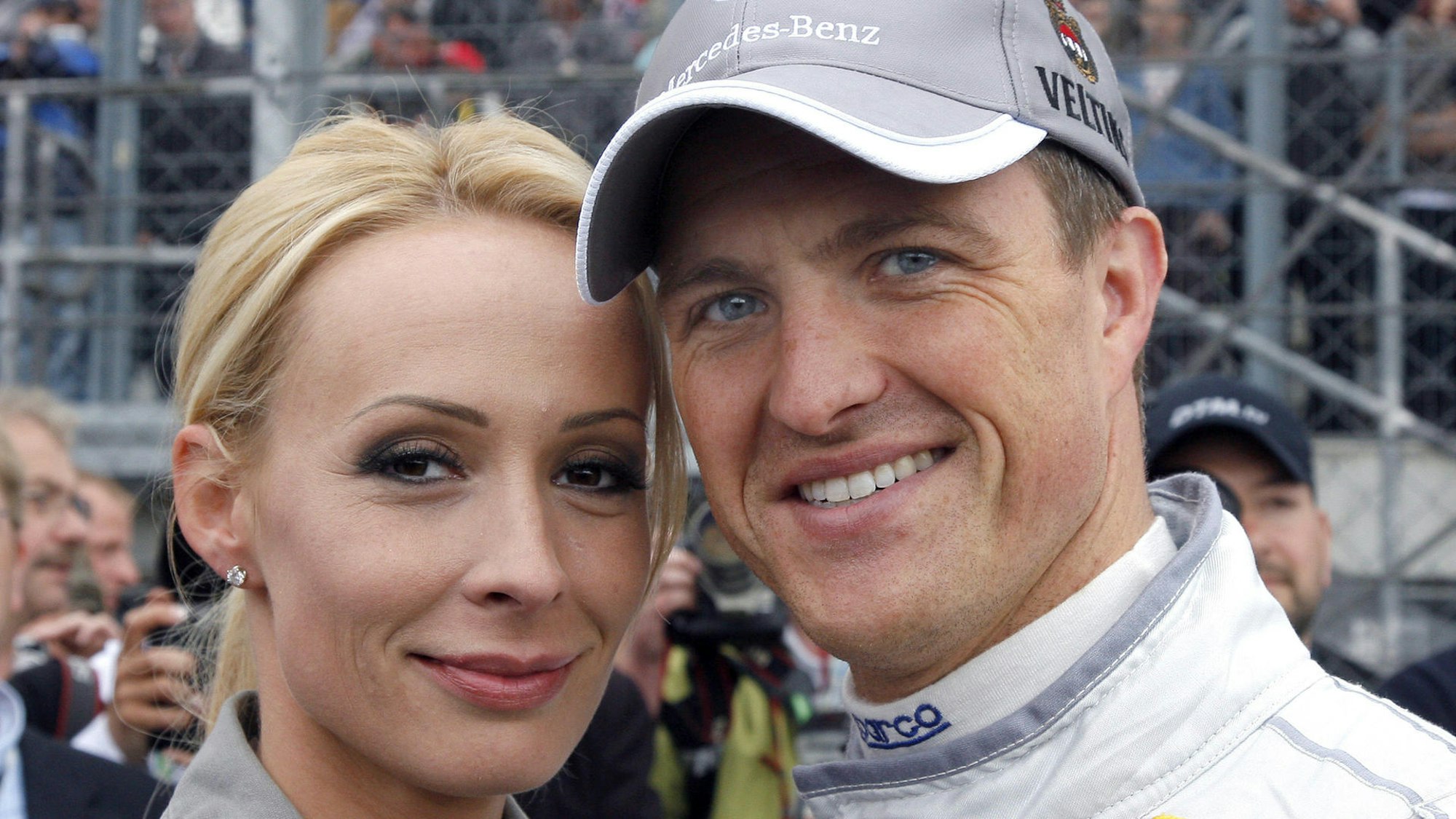 Cora und Ralf Schumacher posieren für Fotografen.