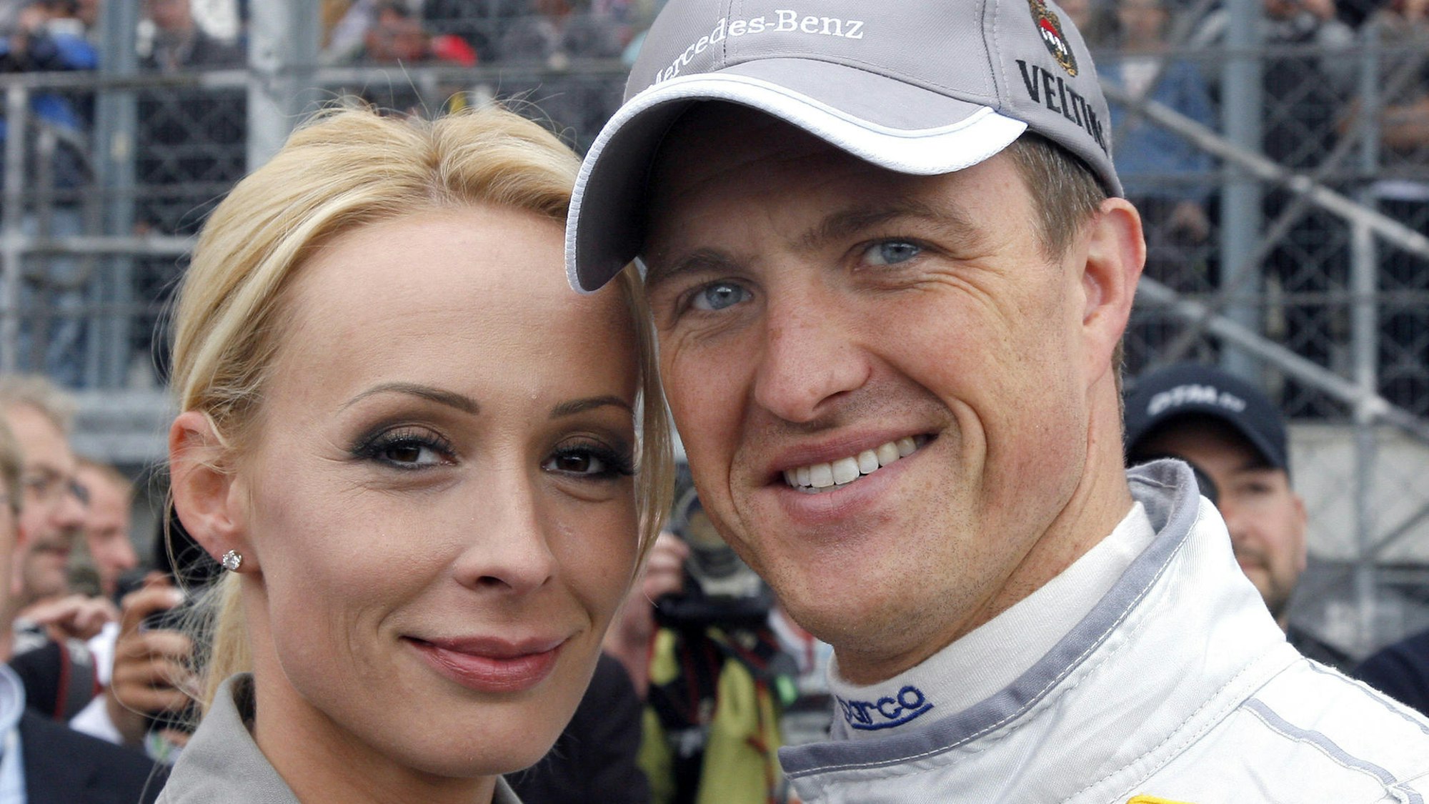 Ralf Schumacher und seine Frau Cora (l) 2008 bei einem Rennen auf dem EuroSpeedway Lausitz.