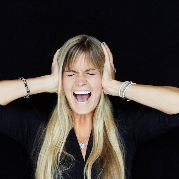 laute musik ohren zuhalten ohrwurm imago