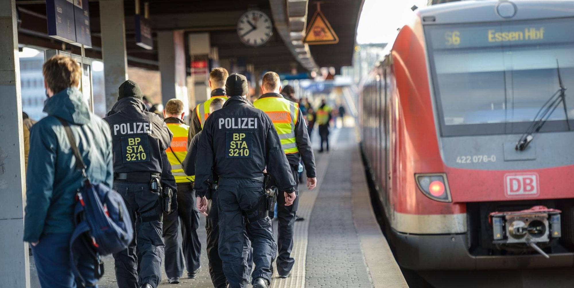 Kontrollen Masken Bahnhof Deutz